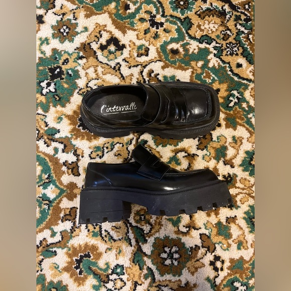 L'INTERVALLE Shoes - ‘Potter’ in black leather
Size 36
Retail price: $168+ tax
Selling: $120 obo